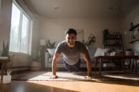 Man håller en rak plankposition på en matta under ett burpee-pass